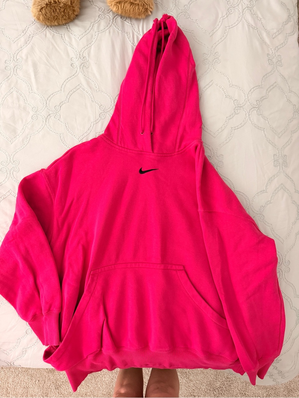 Women’s oversized sweatsuit in good condition. Pants are M and top is L.